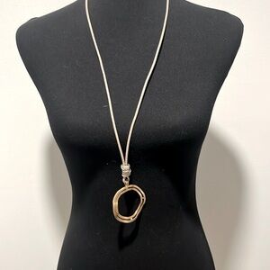 Leather necklace with gold tones and crystals